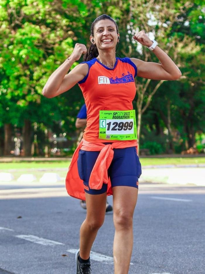 Fernanda Paixão comemorando na maratona de São Paulo