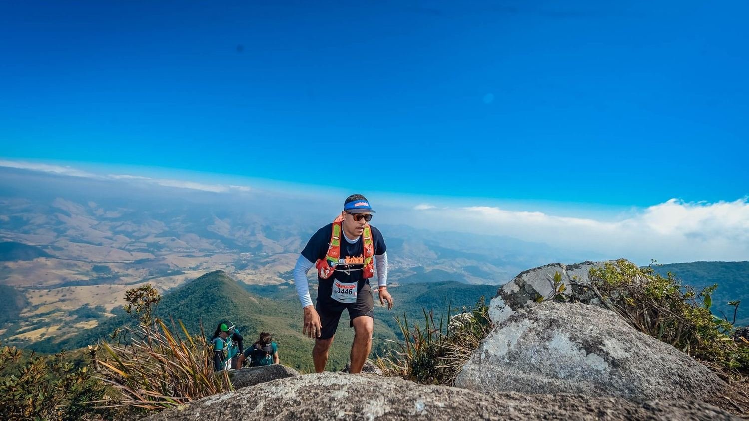 Prof. Rogério Cardoso em crista de montanha durante prova de trail